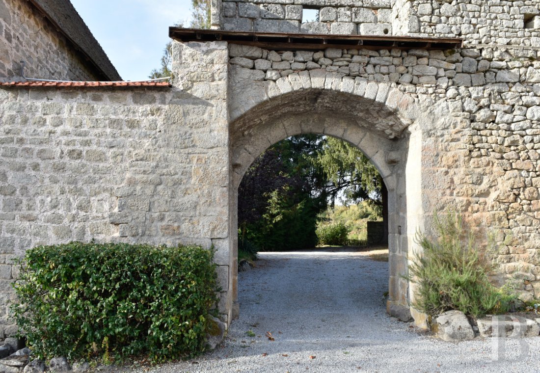 En Limousin, dans le sud-est de la Creuse et à proximité d’Aubusson, un logis indépendant du 17e siècle au centre d’une place forte médiévale,  - photo  n°29
